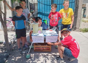 Niños del Bº Procrear sorprendieron con un simpático y refrescante puesto de limonadas