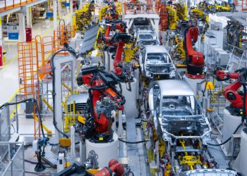La empresa que fabrica los iPhone está interesada en comprar Nissan