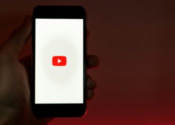 YouTube lanzará una función de doblaje automático con inteligencia artificial para sus videos