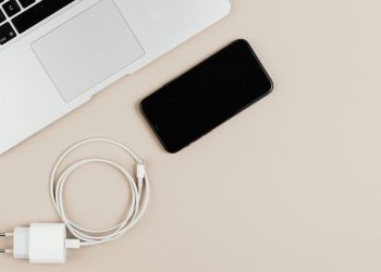 Cuidar nuestros dispositivos: por qué enrollar el cable del celular puede generar graves problemas
