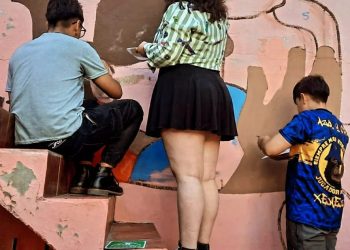 Un mural para celebrar el espíritu comunitario en el espacio “Pausa y Encuentro”