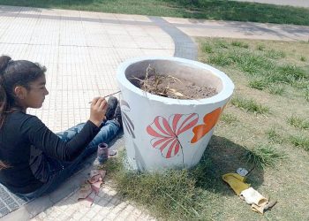 Jóvenes estuvieron “embelleciendo” la plaza de Real del Padre