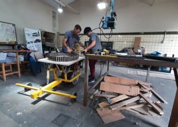 Jóvenes alumnos de la UTN inventaron una “moto plantadora de plantines” para beneficio de los productores de la región