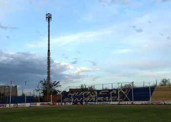 Huracán colocó su nueva luminaria y jugará ante FADEP el próximo lunes por la noche