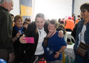 Omar Félix encabezó el comienzo de una colorida Fiesta del Adulto Mayor