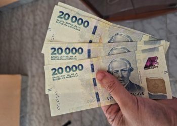 El nuevo billete de 20 mil pesos causa inconvenientes en los cajeros automáticos