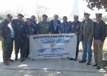 La ONG “Malvineros por Malvinas” entregó una bicicleta a joven que fue víctima de un hurto