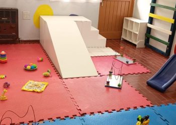 Internos penitenciarios fabricaron y donaron una “plaza de juegos” a una escuela especial