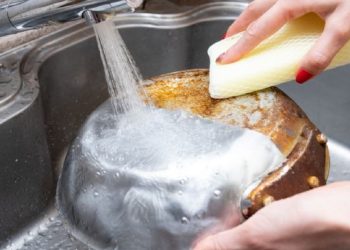 La mezcla de dos ingredientes caseros que deja tus ollas como nuevas sin esfuerzo