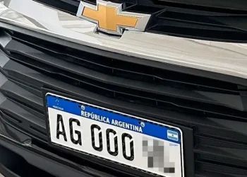 ¿Vacaciones en peligro?: no podrán salir del país autos con patentes provisorias y el retraso en la entrega de nuevas chapas es cada vez mayor