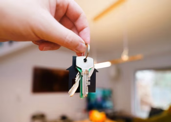 Un experto en créditos hipotecarios reveló el secreto de los ricos para comprar casas sin usar su dinero