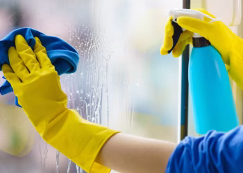 Ni cepillo ni esponja: el método más efectivo para limpiar vidrios de manera rápida sin dejar rayas