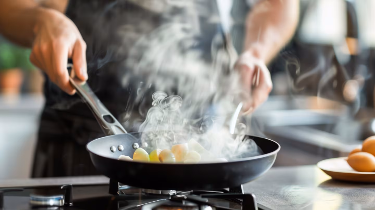 Ni ventilación ni extractor: el truco infalible para evitar que el olor a frito quede impregnado en tu cocina