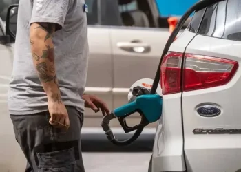 Habilitan a que los conductores puedan cargarse nafta ellos mismos en el auto