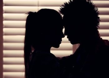 Chatea a diario con su ex amante sin poder verla: la infidelidad que sobrevive al tiempo y la culpa pero le teme a lo peor