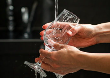 El secreto para lavar los vasos correctamente y que no queden opacos