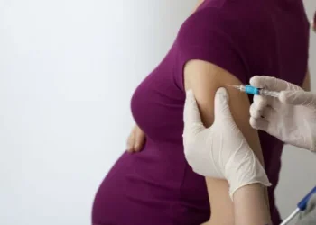 Desde este jueves está disponible una vacuna esencial para embarazadas