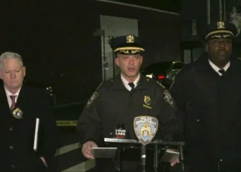 Diez heridos y cuatro sospechosos prófugos tras un tiroteo frente a discoteca en Nueva York