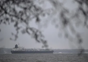 Un buque petrolero de la «flota fantasma» rusa quedó a la deriva frente a la costa alemana del Báltico