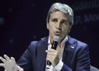 Caputo atacó a intendentes kirchneristas por tasas municipales