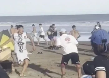 Insólita pelea ente churreros y vendedores de chipá en plena playa de Villa Gesell