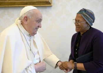 El papa Francisco se cayó y debieron inmovilizarle un brazo