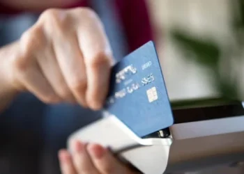 El Banco Central habilitó el pago en dólares con tarjetas de débito y códigos QR