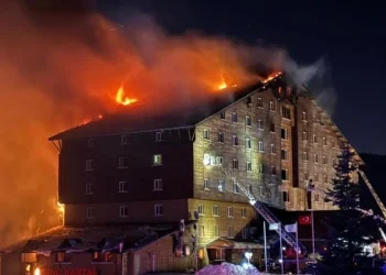 Un incendio en un hotel dejó al menos 76 muertos y 51 heridos en Turquía