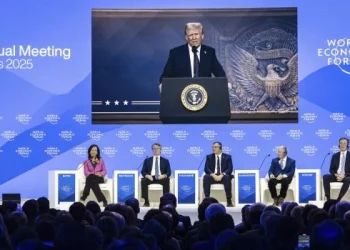 Trump advierte a las empresas: «Si no fabrican su producto en los Estados Unidos, tendrán que pagar un arancel»