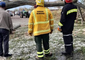 Tormenta en el Este: el silencioso y necesario trabajo de los bomberos voluntarios en la emergencia