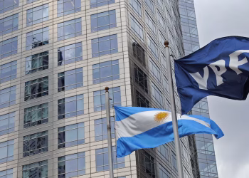Cómo en un año, YPF pasó del cartel de “se vende” a triplicar su valor y encabezar el boom de Vaca Muerta