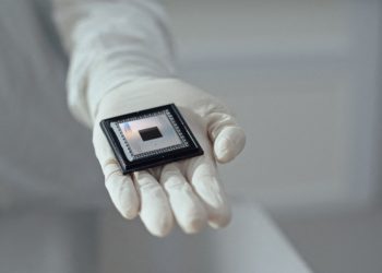 Cómo es Willow, el sorprendente chip cuántico de Google que explicaría la existencia de otros universos