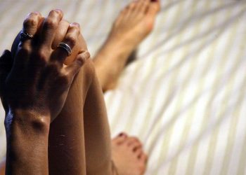 Juzgan a una mujer por matar de hambre a su hija de 13 años: pesaba 28 kilos al fallecer
