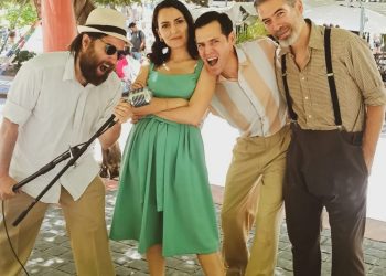 La cantante sanrafaelina Brenda Rodríguez junto a “Lady Brend & Company” tocaron en plena peatonal Sarmiento de Mendoza