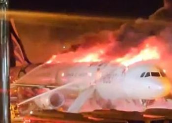 Pánico en Corea del Sur: un avión se prendió fuego antes de despegar