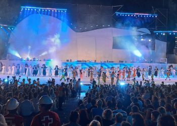 Con todos los artistas y bailarines en escena cerró el acto central de la Vendimia y se viene la elección