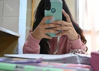 Lula aprobó una ley en Brasil que prohíbe el uso de celulares en las escuelas