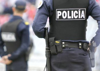 Fin de semana “alocado” en la Fuerza: una pareja de policías sorprendida teniendo sexo en el móvil y un jefe penitenciario chocó ebrio y con drogas