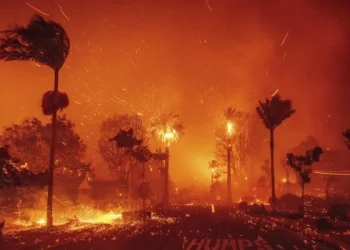 Miles de personas huyen de los incendios descontrolados que calcinan casas en Los Ángeles y alrededores