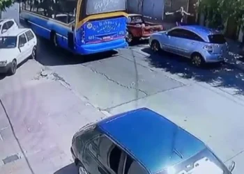 Gran Buenos Aires: Un colectivero intentó frenar un robo y los delincuentes mataron a a una pasajera