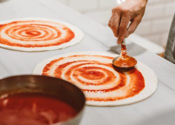 Desde la parroquia Nuestra Señora de Lourdes ofrecen pizzetas para reunir fondos