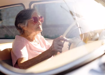 A partir de qué edad habría que dejar de conducir, según dos estudios