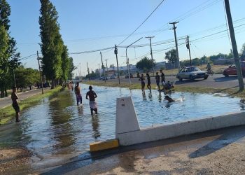 Altas temperaturas, bañistas y tapones en los canales: un combo explosivo de verano en San Rafael