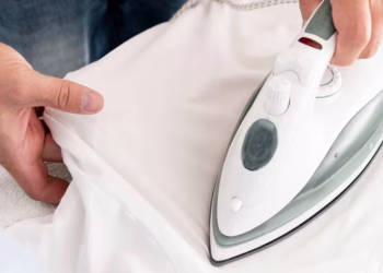 El truco con un ingrediente de cocina para eliminar las manchas negras de la plancha en simples pasos