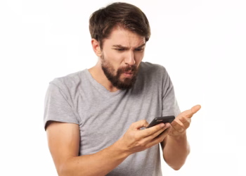 Fin del misterio: esta es la razón por la que se pausan los audios de WhatsApp al acercar el celular al oído