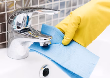 Ni vinagre ni productos químicos: el truco para destapar las tuberías del baño con un ingrediente