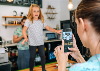 “Sharenting”: la sobreexposición de los hijos en redes sociales es un posible peligro silencioso
