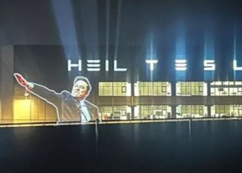 Proyectaron el polémico saludo de Elon Musk en el frente de su fábrica Tesla en Berlín