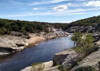 Aberrante tragedia en Mina Clavero: un turista quiso cruzar un río, se golpeó y sufrió un desenlace fatal