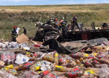 Tres personas murieron en un terrible choque entre un auto y un camión y los vecinos de la zona de Tandil saquearon la mercadería